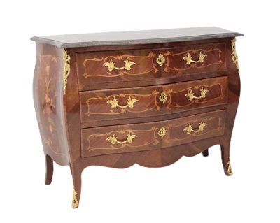une petite commode avec un plateau en marbre