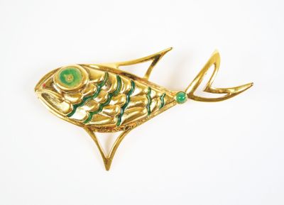 une image représentant une broche en forme de poisson doré et vert sur fond blanc