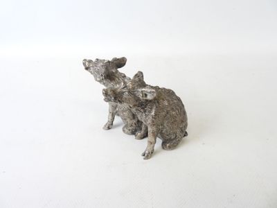une statue en argent représentant deux éléphants sur un fond blanc