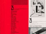 une couverture rouge avec l'image en noir et blanc d'une femme