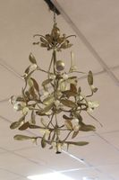 Lustre en bronze doré à décor de gui, XX° siècle. (photo 5)