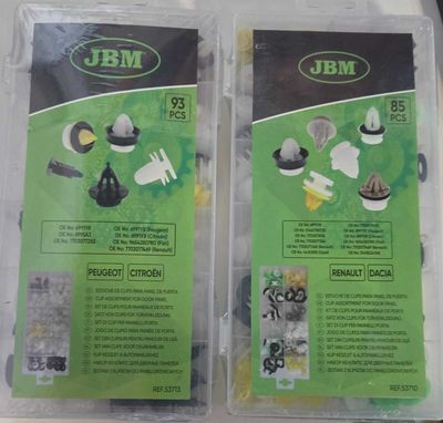 deux sacs en plastique contenant chacun des objets différents