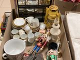 une boîte remplie d'objets hétéroclites posée sur le sol
