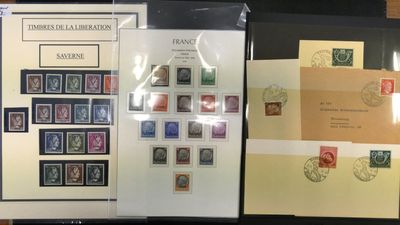 deux dossiers ornés de timbres, posés sur une table