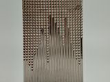 un briquet argenté posé sur une table blanche