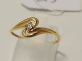 une image d'une bague en or avec un diamant au milieu