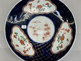 une assiette bleue et blanche ornée de fleurs orange