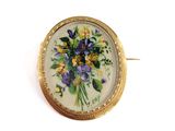 a picture of a picture of a bouquet of flowers on a broochle
