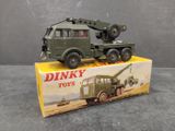 camion de guerre miniature muni d'une grue sur le toit, dans sa boîte