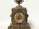 une horloge posée sur une table, avec une clé