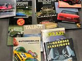 plusieurs livres sont posés sur une table les uns à côté des autres