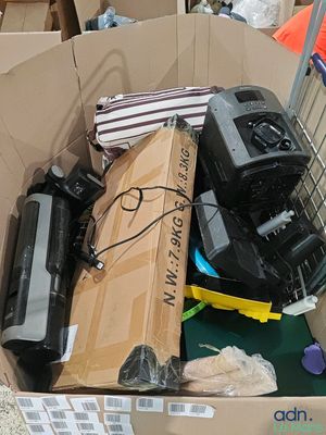 un carton rempli d'appareils électroniques et d'autres objets
