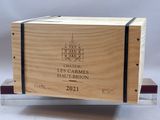 une boîte en bois sur laquelle est apposée une étiquette de vin