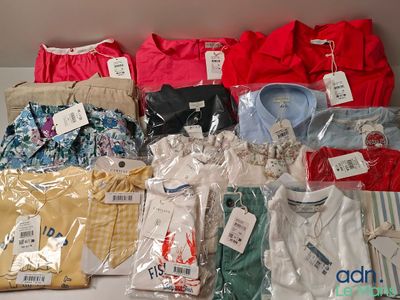un tas de vêtements posés sur une table