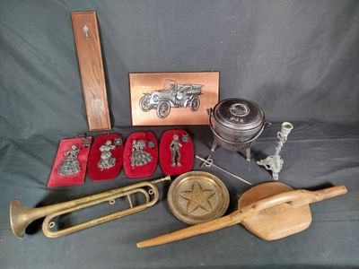 un grand nombre d'objets posés sur une table