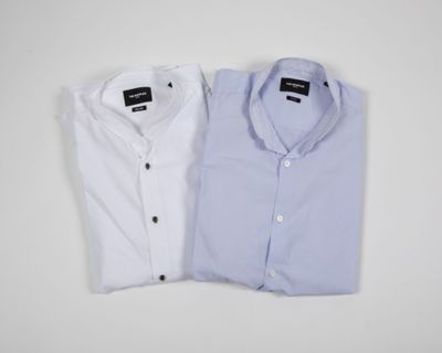 deux chemises pour homme, blanche et bleue, sur fond blanc