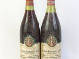 deux bouteilles de vin rouge posées l'une à côté de l'autre sur une surface blanche