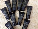 un tas de tubes noirs posés sur un plancher en bois