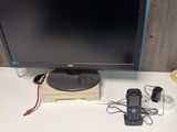 un bureau d'ordinateur sur lequel se trouvent un écran, un clavier, une souris et d'autres objets
