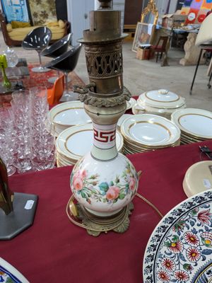 une table sur laquelle se trouvent des assiettes et une lampe