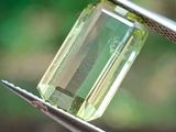 un cristal vert sur un tweet tenu par deux tweets