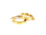 deux boucles d'oreilles en anneau dorées sur fond blanc