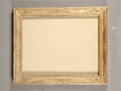 un vieux cadre photo avec un fond blanc et des bordures dorées