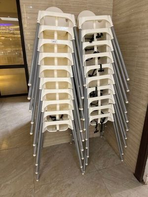 un grand nombre de chaises empilées les unes sur les autres