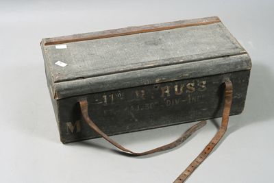 FRANCE. CAVALERIE. Malle verte à deux lanières cuir d'Offici…