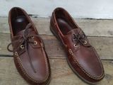 chaussures bateau en cuir marron pour homme, à lacets, posées sur un parquet