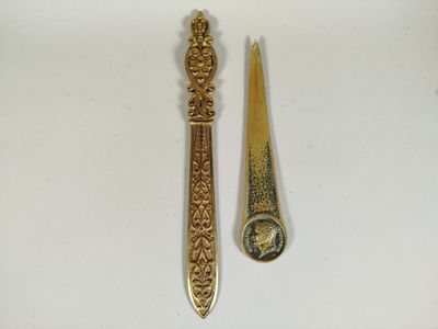 Réunion de deux coupe-papiers en bronze doré, l'un de forme …