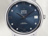 une image montrant un gros plan d'une montre-bracelet au cadran bleu