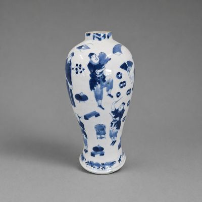 CHINE Vase forme balustre en porcelaine à décor émaillé bleu…