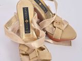 une paire de chaussures pour femme ornées de nœuds et de rubans