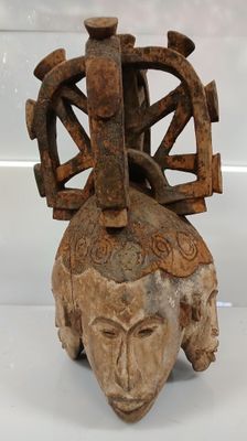 CAMEROUN Masque décoratif 4 faces, bois polychrome, et crout…