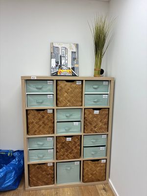 une armoire en bois surmontée de paniers