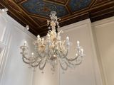 un lustre suspendu au plafond d'une pièce