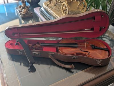 a violin and a violin case sitting on a table