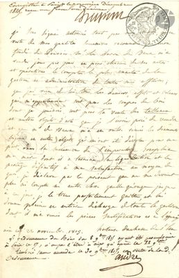 une vieille lettre affranchie, posée sur une feuille de papier