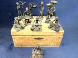 une petite boîte en bois sur laquelle sont disposées plusieurs figurines