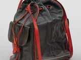 une image représentant un sac noir et rouge muni d'une poignée rouge