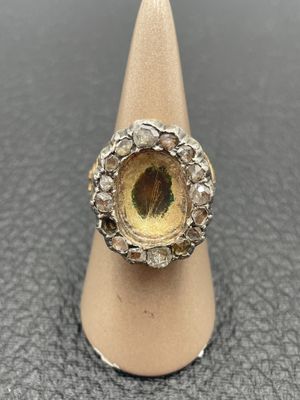 Gros plan sur une bague contenant une pierre jaune
