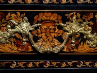 Commode à façade légèrement cintrée en placage d'ébène et ma… (photo 2)