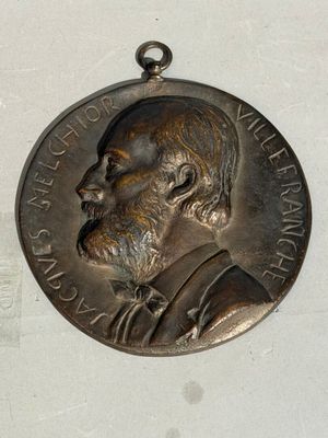 une image représentant une médaille sur laquelle figure le visage d'un homme