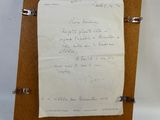 une feuille de papier posée sur un bloc-notes, à laquelle est attachée une autre feuille de papier