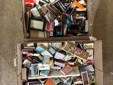une boîte en carton remplie de livres et de magazines posée par terre