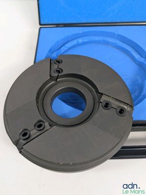 une boîte bleue contenant un objet noir