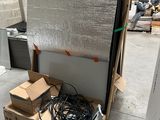 un tas de cartons et de fils par terre