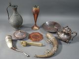 beaucoup d'objets en argent posés sur une table