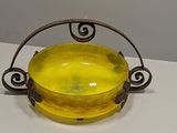 un bol jaune posé sur une table blanche
